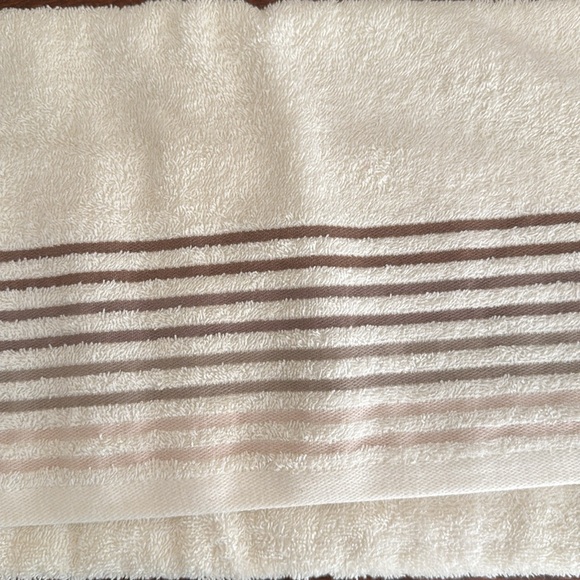 NWT Beige Striped Bath Towels! - Picture 12 of 16
